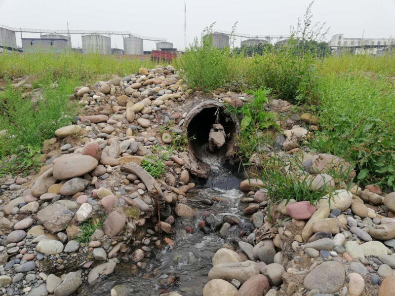 冷却水排污口排出冒烟的热水  2018.5.01.jpg